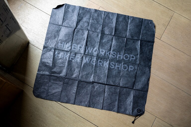 サイズは77cm×71cmで、60gと軽量。「HIKER WORKSHOP」は、韓国発の注目のULハイキングブランド。3,850円。