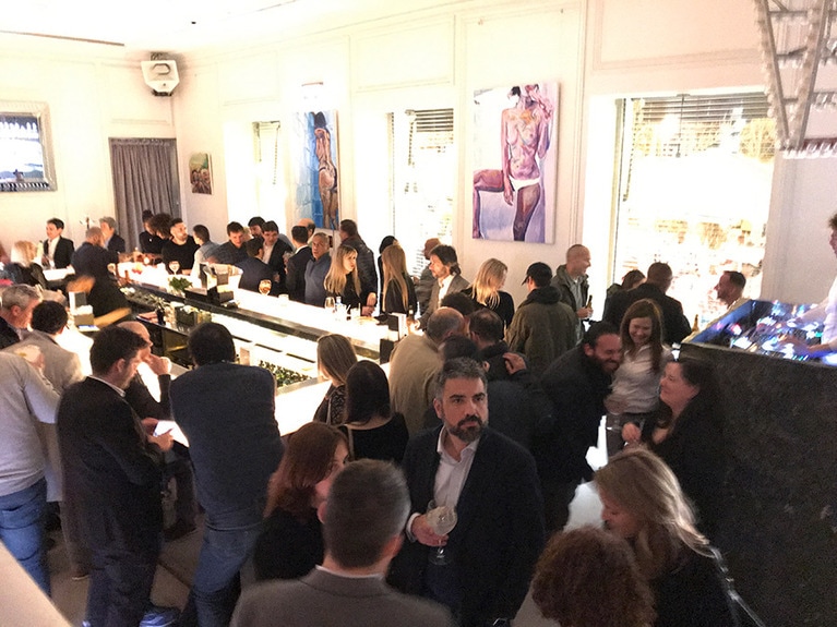 入店したときにガラガラだった1階のシャンパンバーは、22時過ぎともなるとこのにぎわいに。