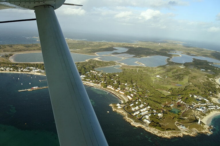 空から見ると、湖の多さがわかります。