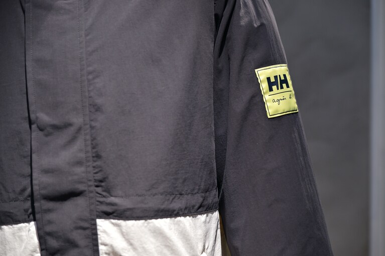 モリトアパレルが手掛ける“ミューロン”を使用。同素材がアパレルに活用されるのは、本コレクションが世界初だ。