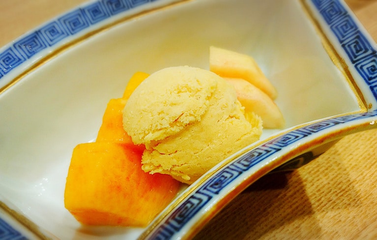 切り落とし部分はアイスクリームに仕立て、一緒に盛り付け。