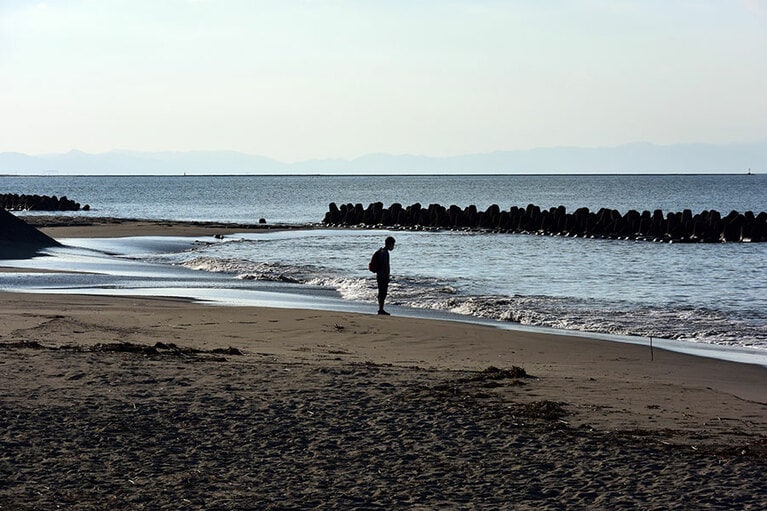 沖に知多半島の山並みがかすかに見えます。
