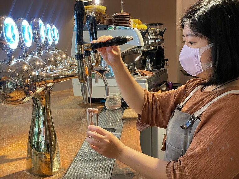 スタッフが丁寧に注いでくれます。