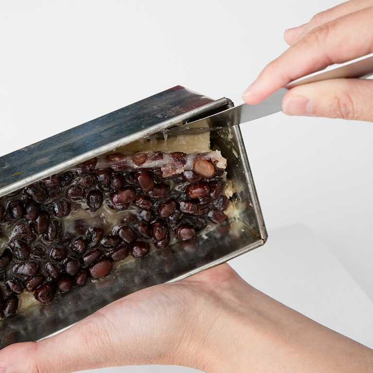 端からナイフでういろうを押す。