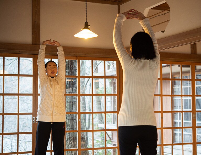 鼻から息を吸い、口から吐きながらストレッチ。この環境で深呼吸をするから、いっそう気持ちがいい。