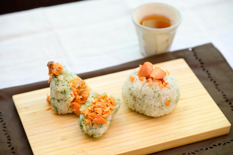 レシピ本に掲載されている「焼き鮭カレーおにぎり」。ほんのりとカレーの風味がする