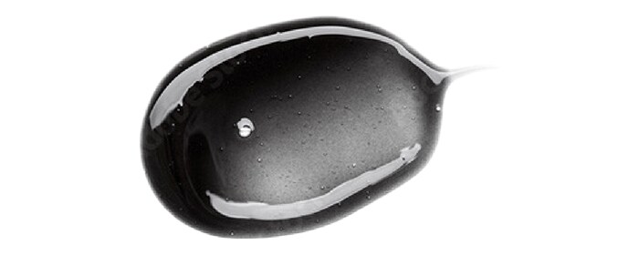 いかにも“炭”感のある真っ黒のジェルだけど、伸ばすと予想外のいい香りが！