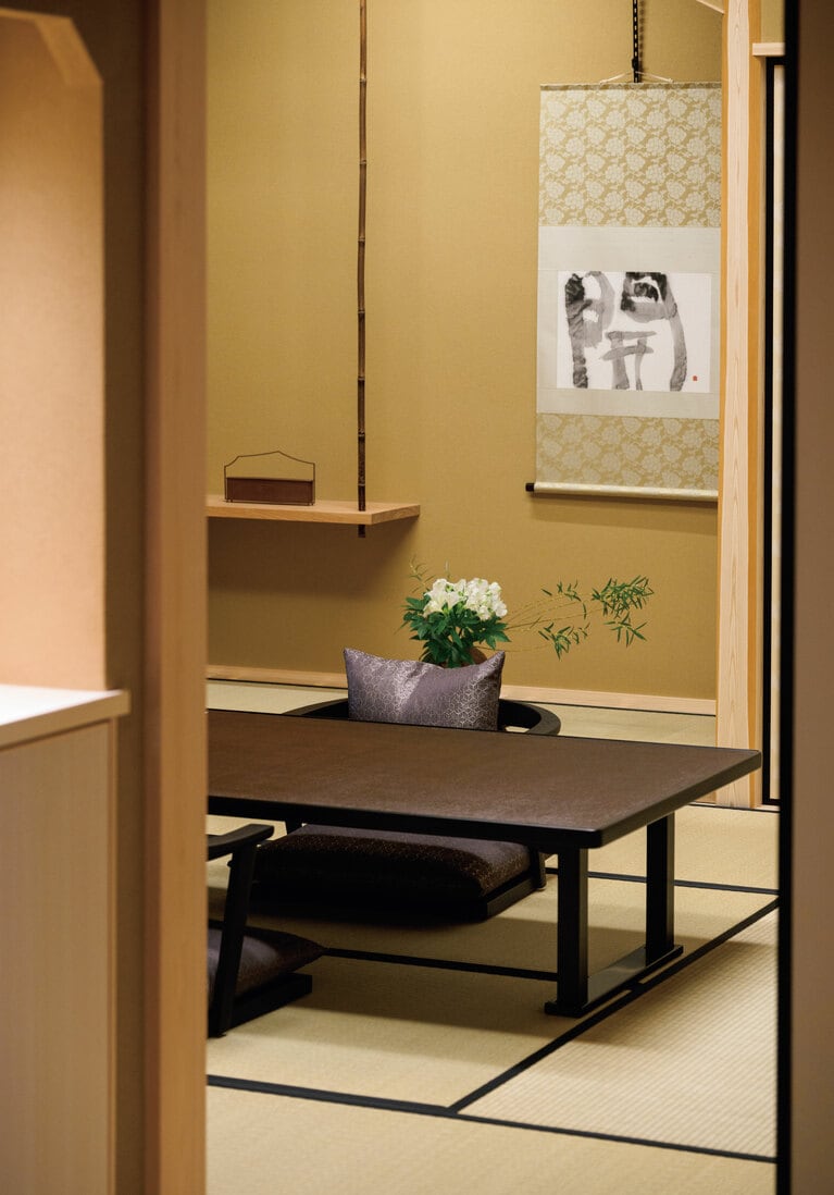 離れ貴賓室「雨」。書家・海老原露巌作の書や渡辺愛子作の花入などの作品が迎えてくれる。