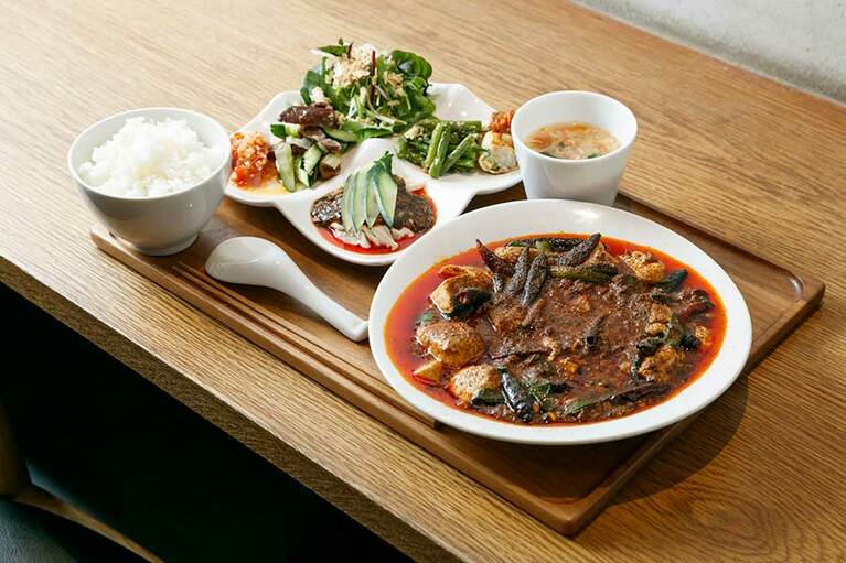 【中国菜 四合院凛丹】ランチの四川麻婆豆腐定食は前菜5品とサラダ、スープがセットになって1,100円。黒酢スブタや海老チリも人気。他に土鍋定食(1,320円)や単品、コースも。「昼も夜も何を食べても美味しい！ 予約必須の人気店です」(奥川店長)