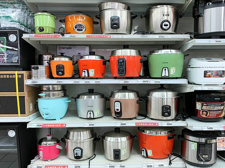 様々な種類の電鍋が並ぶ。