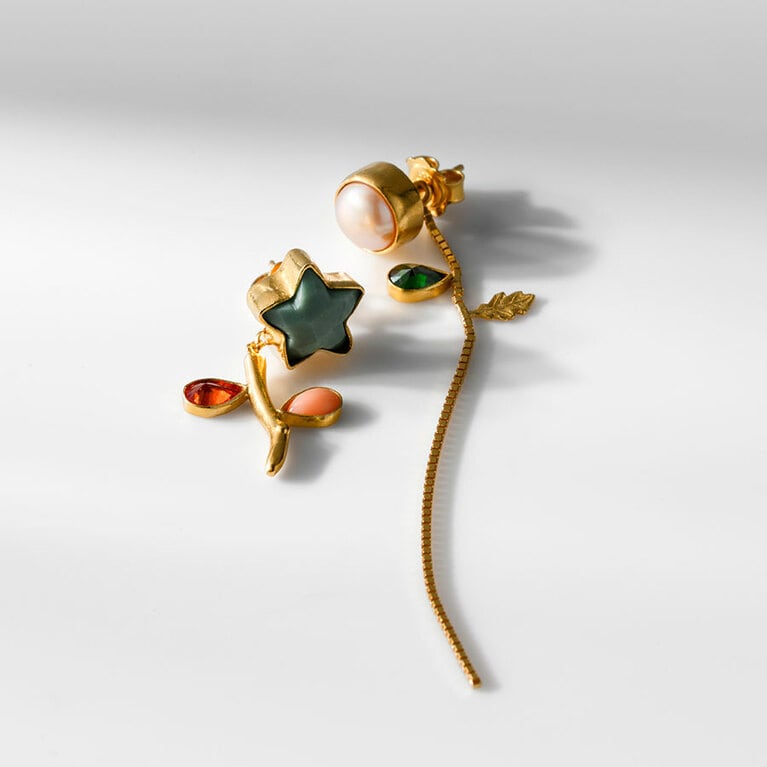 FLOWER STEM EARRINGS 69,300円／GRAINNE MORTON