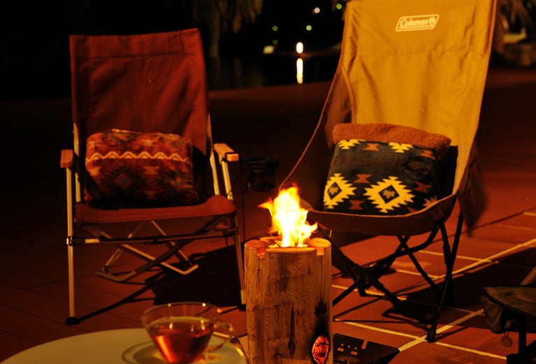 冬季の毎週土曜夜には、スウェーデントーチを囲んでのチェアリングも楽しめます。