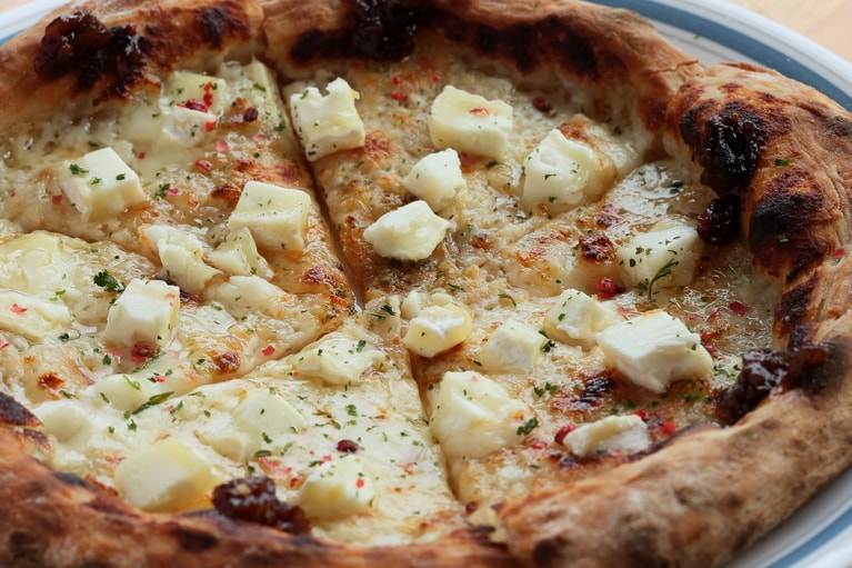 ボスケソのチーズを3種類使った「MOCHIZUKIのチーズピザ」2,200円。