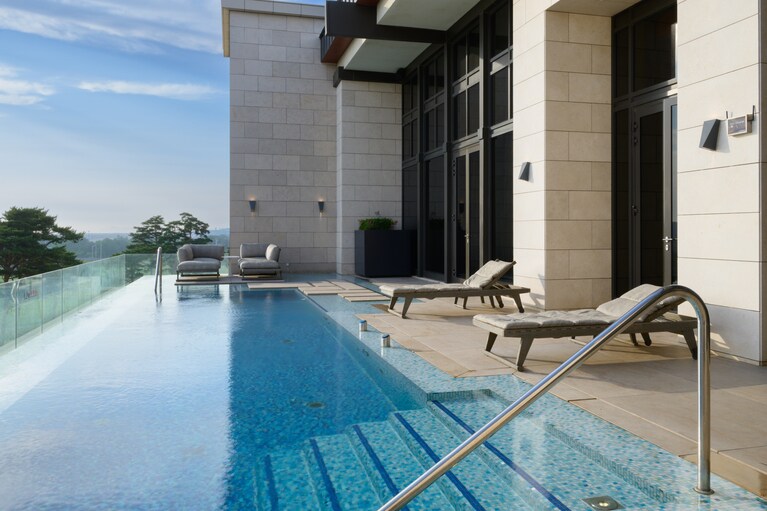 まるで海外セレブのバケーション。誰にも邪魔されず過ごせる、プライベートプール付きの「デラックスプールヴィラ」。韓国のセレブリティも御用達のお部屋だそう。