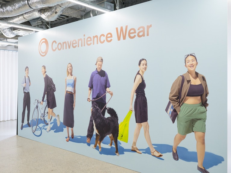 クリエイティブデザイナーを務めるのは「FACETASM（ファセッタズム）」の落合宏理氏。2016年リオオリンピック閉会式の衣装製作や、ネットフリックスなど数々のグローバル企業とのコラボレーションも手掛けている。