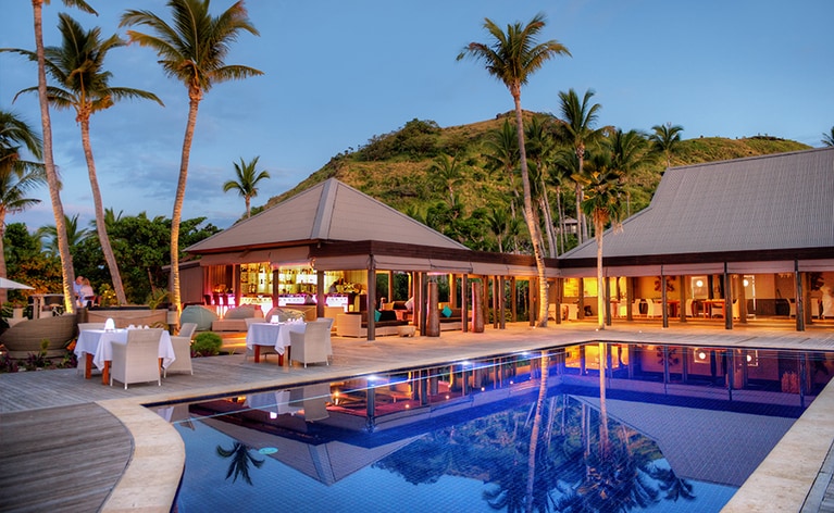 メインのザ・リーフ・レストランは目の前にメインプールが。ディナー時、天気がよければプールサイドにもテーブルをセット。