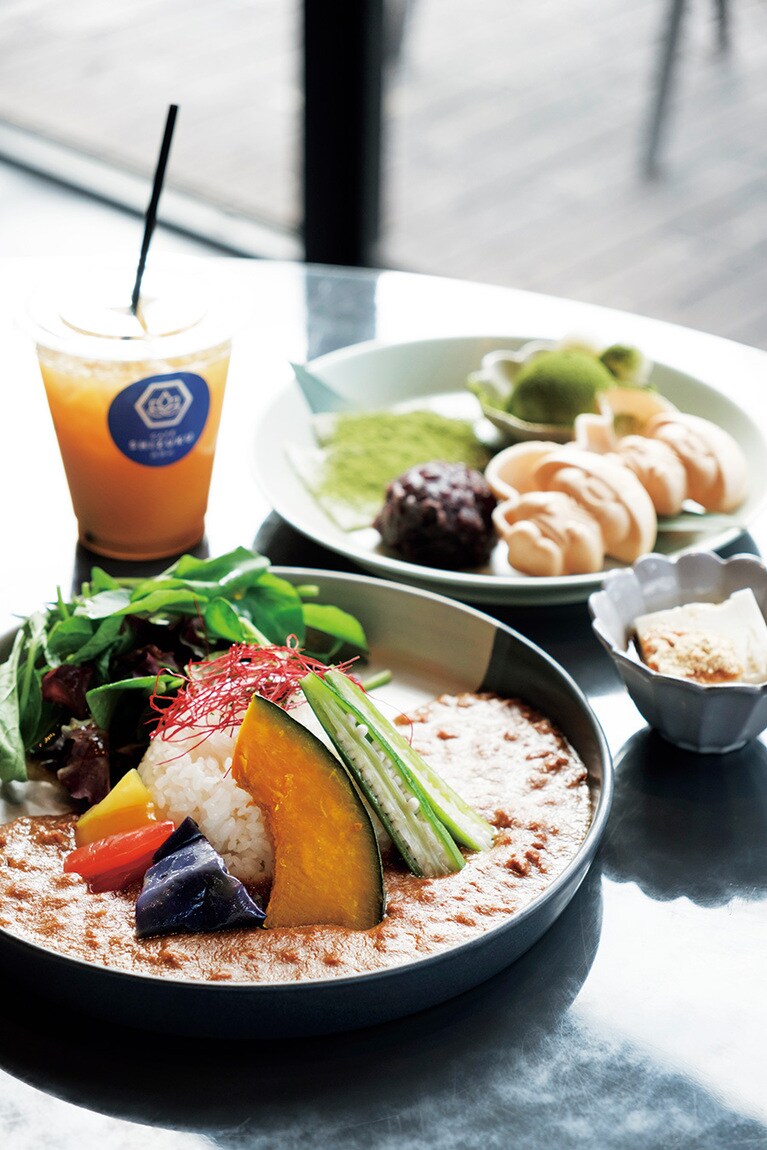 左奥から時計回りに、“和歌山みかんジュース” 500円、“自分で作るこうやくん最中” 680円、“高野山 精進カレー” 1,280円。猿田彦珈琲がプロデュースしたコーヒーも美味しい。