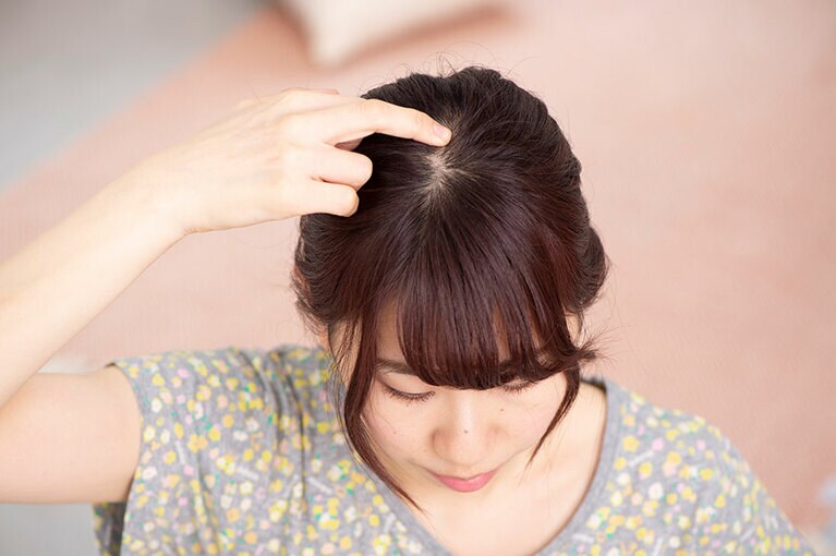 【押し方】押した力をおへそあたりに届ける気持ちで、息を吐きながら押しましょう。