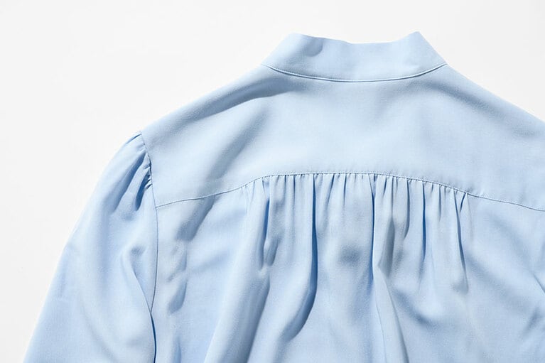 背中にギャザーを施した、美しいシルエット。