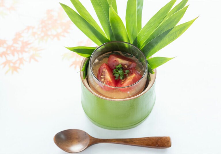 秋冬の特別会席。先付には、熊本県産の甘いトマトと豆腐のムースを。天草産オリーブオイルをかけていただく。