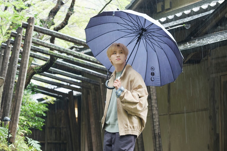 撮影中、急な雨に見舞われたが「それもまた美しかった」と、豊凡さん。ジャケット 94,600円／ダイリク、ニット 25,300円／MHL.、パンツ 34,100円／Y(イレーヴ)  　リング／スタイリスト私物
