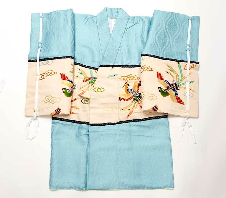 立体感ある刺繍が格調高く華やいだ雰囲気を醸し出し、目を楽しませてくれる。