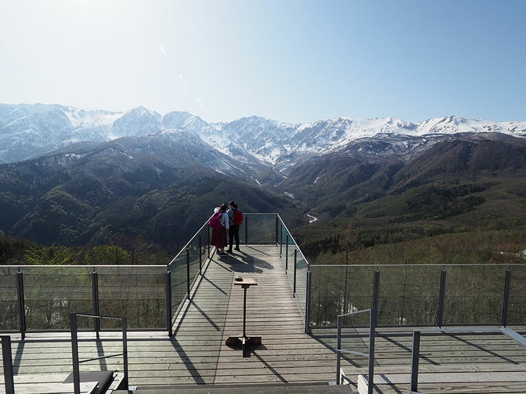 山頂にある絶景テラス&カフェ「HAKUBA MOUNTAIN HARBOR」。