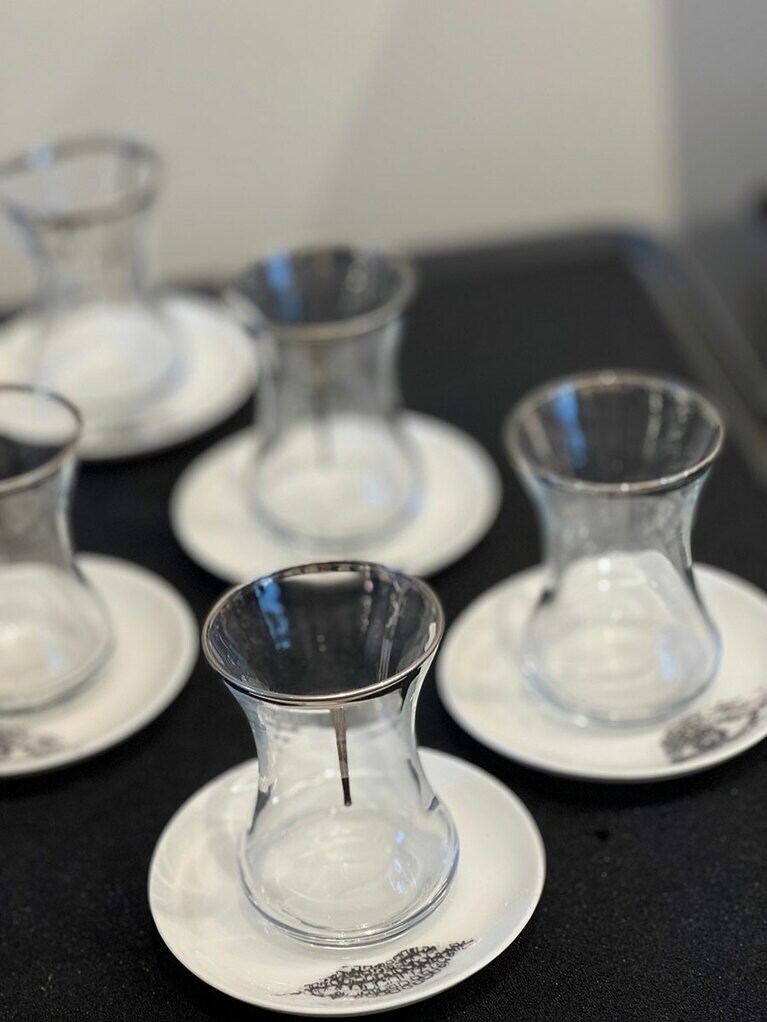 トルコの伝統的な形の紅茶用グラスも、オズレム・トゥナさんの手にかかると現代風なデザインに。