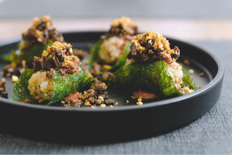 ご飯を海苔で巻いた「エクロニア ロール」。