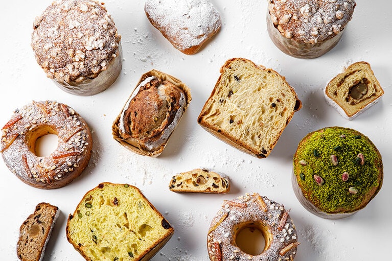 シュトーレンブリオッシュ 720円 12cm 、クリスマスクラウンブリオッシュ 1,700円 15cm (昨年特に人気！)、チョコレート ウィンターケーキ 2,800円 14cm、パネトーネ 3,200円 14cm、ピスタチオパネトーネ 3,600円 14cm、フェスティブ フルーツケーキ 3,800円 15cm、ピスタチオラズベリーケーキ 4,200円 15cm、フェスティブ レイヤーズ 4,800円 15cm