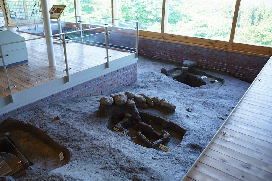 勝山館跡ガイダンス施設内には屈葬土葬墓など、アイヌと和人が共存する生活の様子が展示されている。
