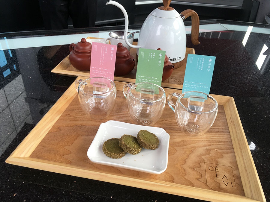 通常料金に110元を追加で支払うと3種類の台湾茶を飲み比べできるセットにグレードアップも可。