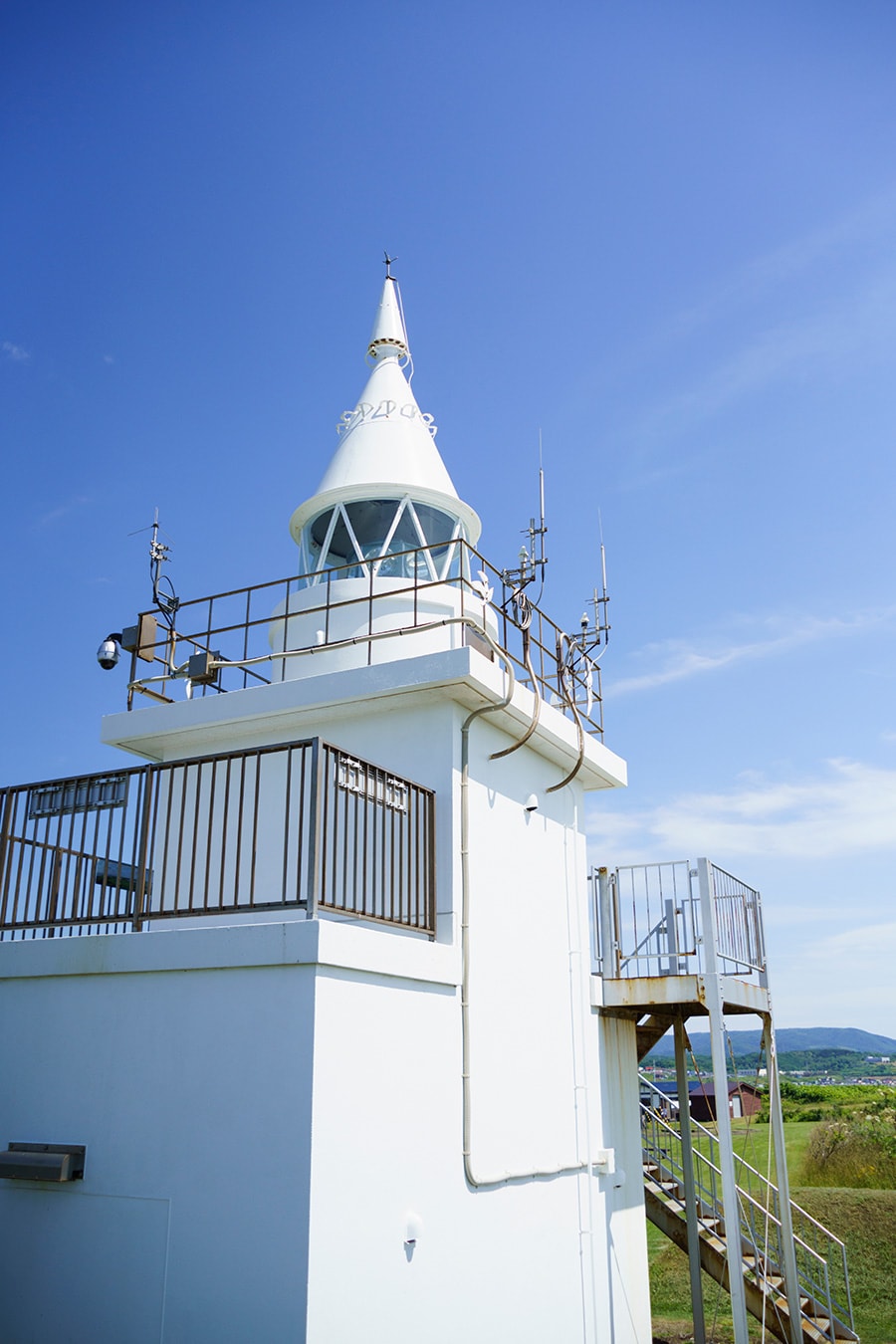 江差の海際、鷗が翼を広げたような形から名のついた小島の頂に建つ、高さ12メートルの可愛らしい灯台。
