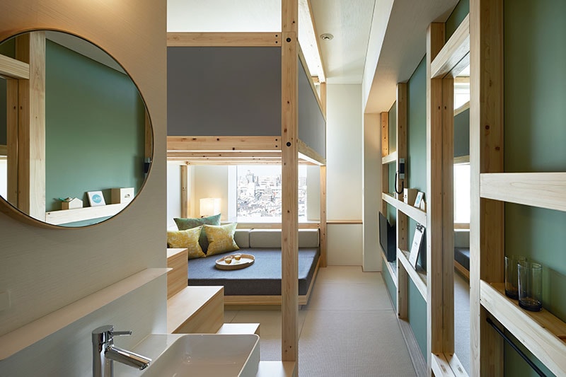 「OMO5 東京大塚」のYAGURA Room。1階部分にソファスペースがあり、やぐら(ロフト部分)にベッドを配するなど、ワクワクするような仕掛けが凝らされた空間。