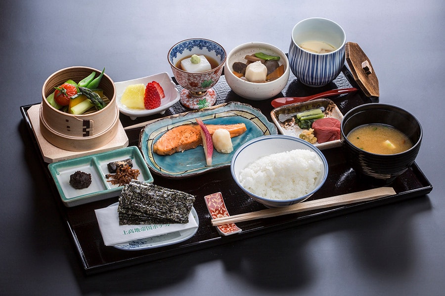 和朝食は東京の市場から仕入れる鮭の焼魚が絶品。