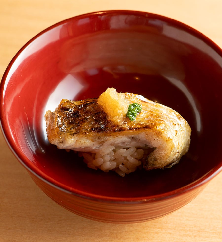 ほろほろのノドグロの塩焼きは漆の器の中でシャリと重ねて。古代朱の中に映える。料理はすべてコース20品ほど、16,500円。日本酒は1合 1,540円～。