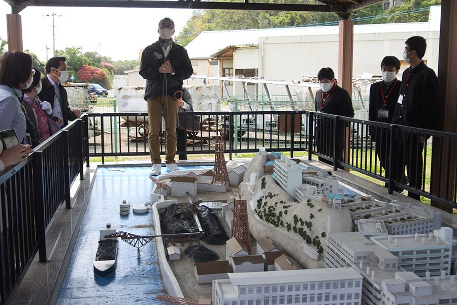 高島の石炭資料館前にある、かつての軍艦島の様子を100分の1にした模型。
