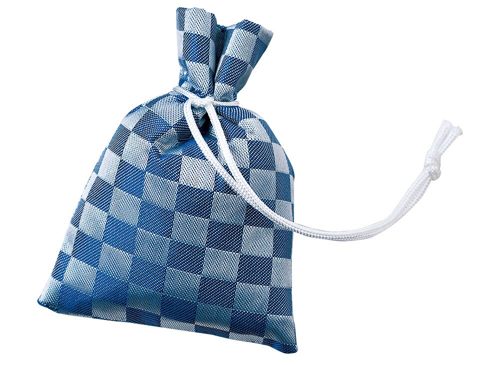 モダンな市松の巾着型匂袋は、男性へのプレゼントにも。600円。