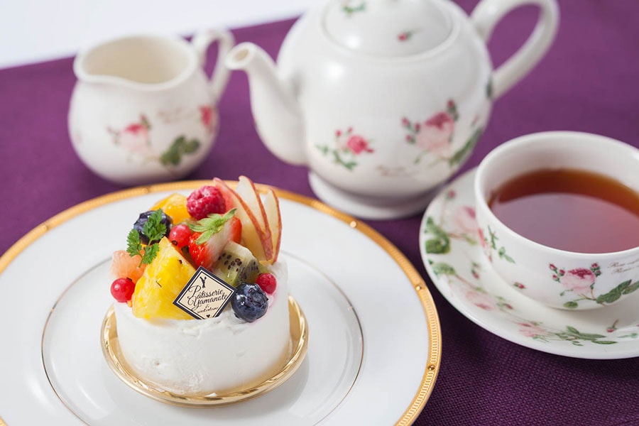 紅茶やコーヒーをおともにホテルのパティシエによるケーキがいただける。