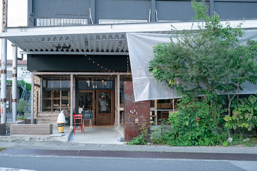 一階は那須の野菜や加工品を販売するマルシェと、その食材を生かした料理が楽しめるレストランも併設。二階には宿泊施設も（栃木県那須塩原市高砂町6-3）。