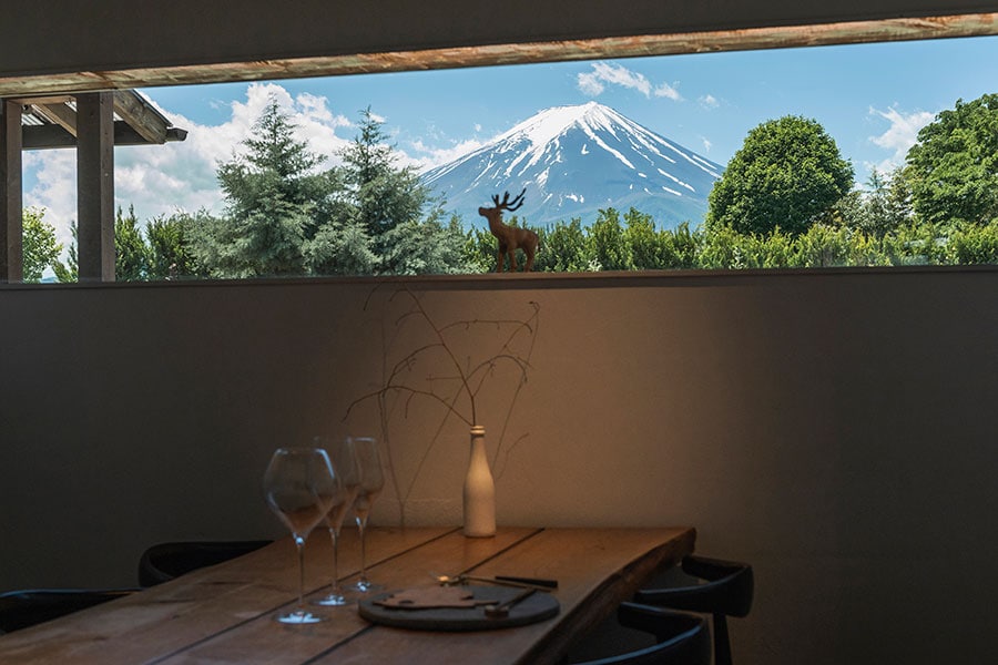 富士山麓を眺めながら料理をいただける贅沢なテーブル席。