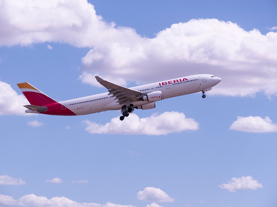 尾翼にペイントされたコーポレートカラーの鮮やかな赤が印象的。日本へはA330-200が飛んでいる。(C)イベリア航空