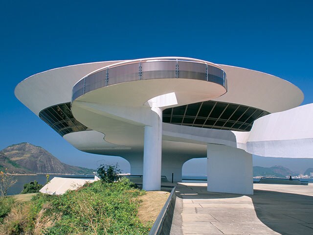 雨のリオデジャネイロ 地球に飛来したUFOのような リオデジャネイロ郊外の美術館 | 今日の絶景
