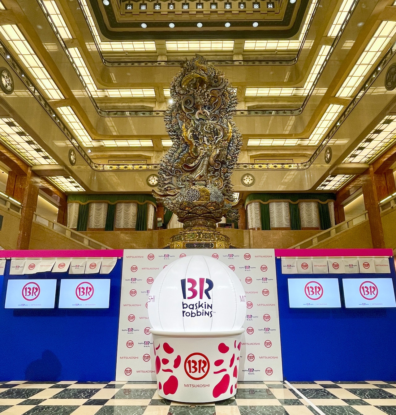 国の重要文化財である荘厳な中央ホールに「サーティワン三越」が登場。ポップでカラフルなサーティワンの雰囲気に特別感がプラスされています。