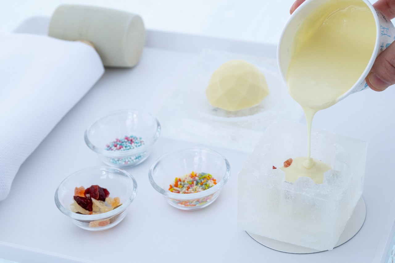 氷の器にチョコを流し込みつつトッピングを散りばめていく。