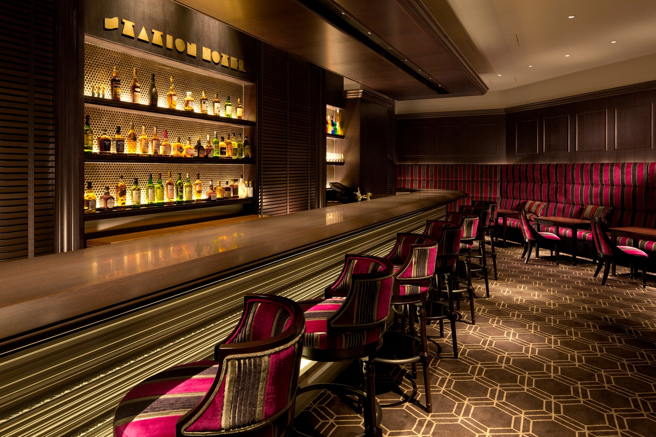 ホテル2階の「バー＆カフェ カメリア」。窓外の景色を眺められるパサージュエリアでは1テーブル2～4名、店内テーブル席では1名でもアフタヌーンティーが楽しめる。