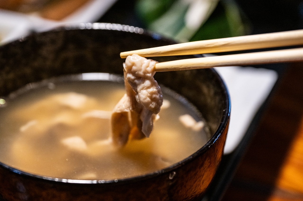 豚の内臓を使った中身汁は沖縄の郷土料理のひとつ。上品で滋味深い味わいに驚くはず。豚を知り尽くした沖縄ならではの料理だ。