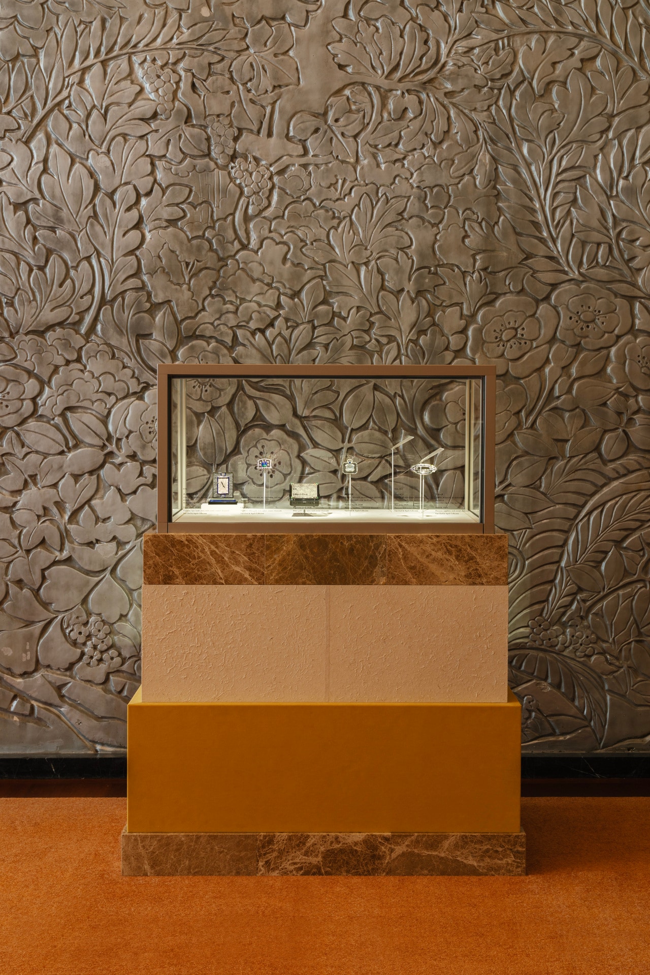会場風景 東京都庭園美術館 本館 大食堂 ©Van Cleef & Arpels
