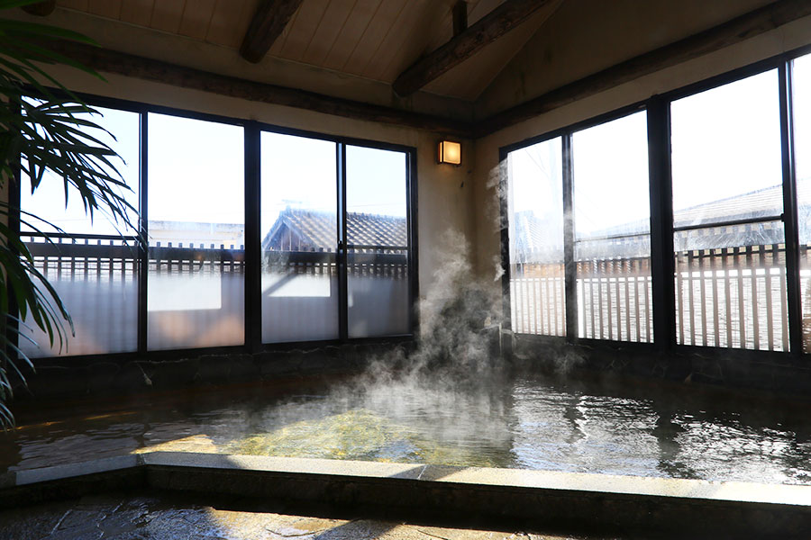 高温の塩化物泉は、温泉に浸かるだけでなく、温泉蒸気浴のサウナや飲泉もある。体の芯まで温めてしっとりポカポカが持続する温め美容の湯。
