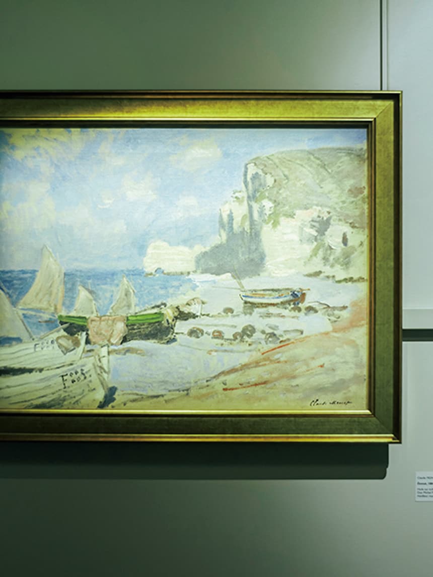 《エトルタ》1884年（43歳）漁船とヨットが入り交じる奥に、白い崖が際立つモネの作品。